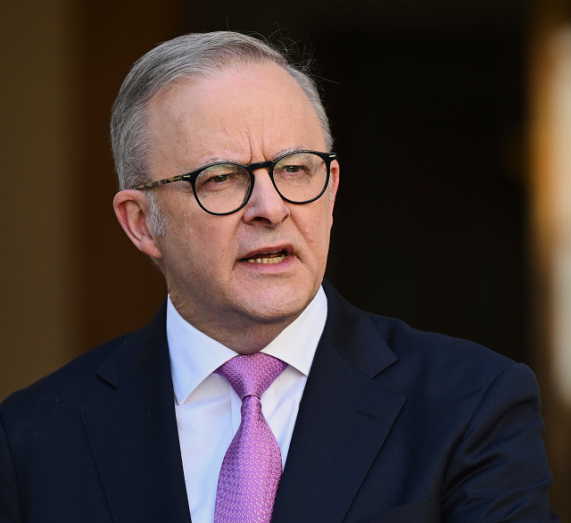 Austrália chce po útoku na Bondi Beach sprísniť pravidlá: polícia viní otca a syna, ktorí zabili 15 ľudí