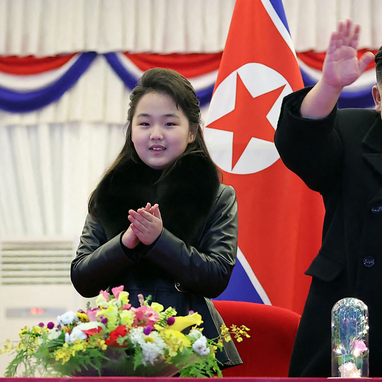 Kim Jong Un robí kroky k odovzdaniu moci a dcéru Kim Ju Ae pripravuje na rolu budúcej hlavy štátu